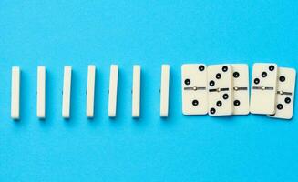 ein Stapel von Domino auf ein Blau Hintergrund, ein intellektuell Spiel foto