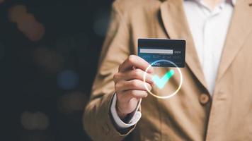 Verbraucher verwenden Anerkennung Karten zu Verhalten finanziell Transaktionen, Zahlung mit kabellos Kommunikation Technik, digital Geld überweisen, online Zahlung Einkaufen, digital Bankwesen und online Zahlung Konzept foto