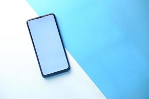 leeres Modell Smartphone auf weißem und blauem Hintergrund foto