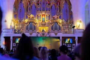 Organ Musik- Konzert im Dom. Männer, Frauen und andere Zuhörer Hör mal zu zu Musik- von Komponist. aufregend Klang. foto