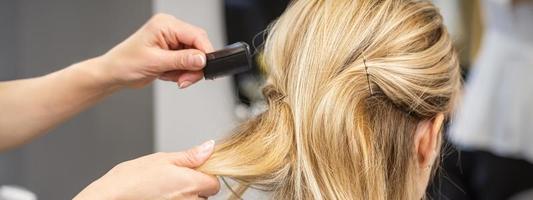 Friseur Kämme Haar von Frau foto