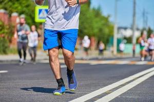 Marathonläufer auf der Stadtstraße. foto