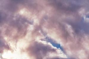 flauschige kumulus-violette und rosa wolken, wolkengebilde foto