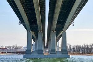 Beton Brücke Unterseite Aussicht im rostov auf Don Stadt Über Fluss anziehen, Beton Woroschilowski Brücke foto