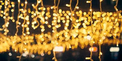 Gelb Beleuchtung Bokeh von Weihnachten Urlaub Girlanden, verschwommen festlich Hintergrund, abstrakt Beleuchtung foto