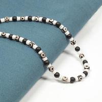 Anhänger Halskette Armband von kostbar Perlen auf ein Weiß Hintergrund farbig foto