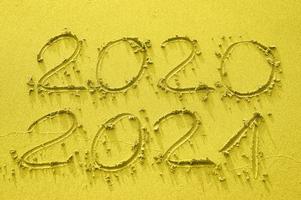 Inschrift auf dem Goldsand 2020 und 2021, getönt in Trendfarbe des Jahres 2021 foto