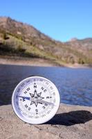 Kompass auf dem Felsen foto