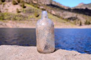 Flasche auf das Felsen foto