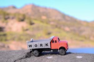 Spielzeuglastwagen auf dem Felsen foto