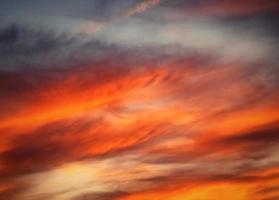 Sonnenuntergangsfarben auf Wolken foto