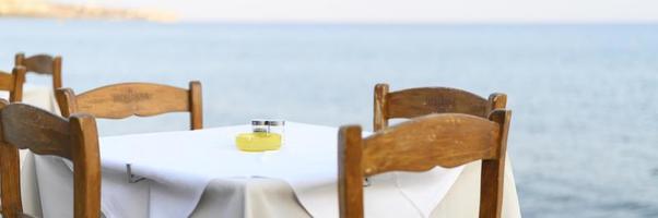 Cafe Tische am Meer, selektiver Fokus