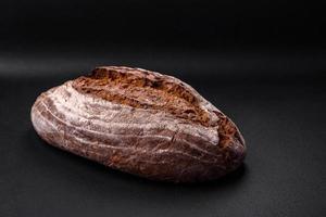 köstlich frisch braun Sauerteig Brot mit Körner foto