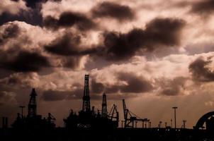 industriell rig beim das Hafen foto