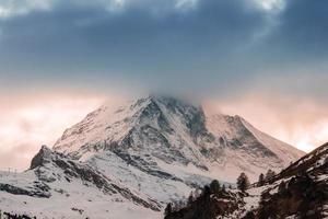 szenisch Sonnenaufgang oder Sonnenuntergang Aussicht von Matterhorn - - einer von das die meisten berühmt und ikonisch schweizerisch Berge, Zermatt, Wallis, Schweiz foto