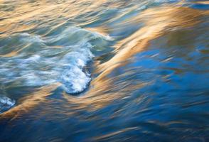 Langzeitbelichtung von Wellen in einem Fluss foto