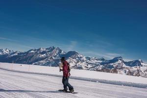 jung Mann Snowboarden im zermatt Ski Resort richtig Nächster zu das berühmt Matterhorn Gipfel. schön sonnig Tag zum Snowboarden. Winter Sport Konzept. foto