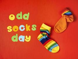 seltsam Socken Tag. einsam Socke Tag. das Sozial Problem von Mobbing. seltsam Socken wie ein Symbol von Nieder Syndrom foto