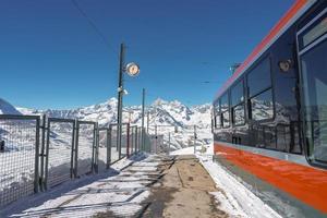 das Zug von Gonergratbahn Laufen zu das gornergrat Bahnhof und stellarium Observatorium - - berühmt touristisch Platz mit klar Aussicht zu Matterhorn. Gletscher ausdrücken Zug. foto