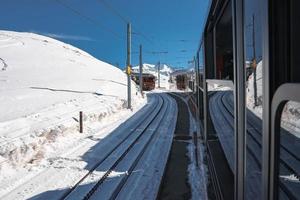 das Zug von Gonergratbahn Laufen zu das gornergrat Bahnhof und stellarium Observatorium - - berühmt touristisch Platz mit klar Aussicht zu Matterhorn. Gletscher ausdrücken Zug. foto