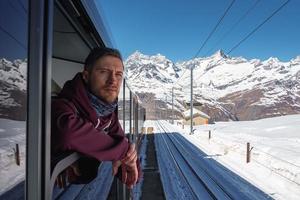 das Zug von Gonergratbahn Laufen zu das gornergrat Bahnhof und stellarium Observatorium - - berühmt touristisch Platz mit klar Aussicht zu Matterhorn. Gletscher ausdrücken Zug. foto