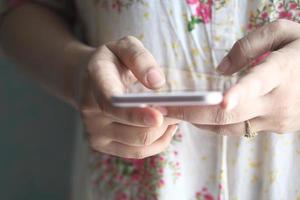 Nahaufnahme der Frau SMS auf Smartphone foto