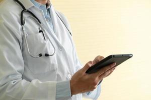 jung asiatisch Ärzte mit Tablets zu prüfen Daten und Information zum das Gesundheit Untersuchung von Patienten. Konzept von Digital, Technologie und Kommunikation zum medizinisch. foto