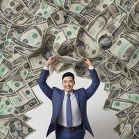 Mann Hände oben zu feiern mit Stapel von Geld im Hintergrund, generativ Kunst durch ai foto