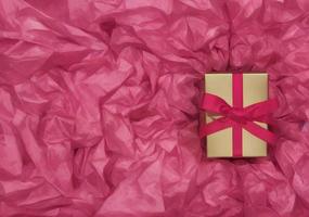 Geschenk Box auf Rosa Hintergrund, generativ Kunst durch ai foto