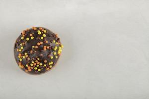 bunter süßer kleiner Donut mit Streuseln foto