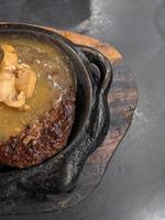 extra Rindfleisch Steak mit Nudeln und Pilz Soße. das Foto ist geeignet zu verwenden zum Essen Hintergrund, Poster und Essen Inhalt Medien.