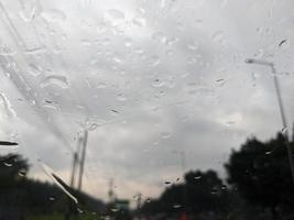 fallen Wasser auf das Vorderseite Glas Startseite von das Wagen. das Foto ist geeignet zu verwenden zum Natur Hintergrund und Natur Inhalt Medien.