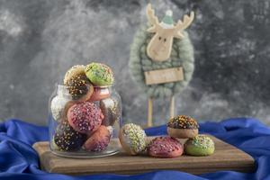 bunte süße Donuts mit einem Weihnachtshirschspielzeug