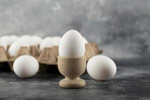 eine hölzerne Eierschale mit einem gekochten Hühnerei foto