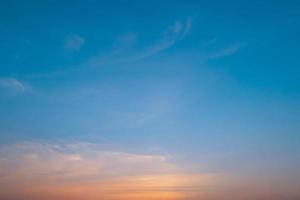 leuchtend orange Sonnenuntergang Himmelshintergrund mit sanften bunten Wolken, weicher Fokus foto