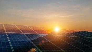 Umwelt nachhaltig Energie Konzept. Solar- Paneele sauber Energie Erstellen Elektrizität. Photovoltaik Zellen auf das Sonnenuntergang. foto