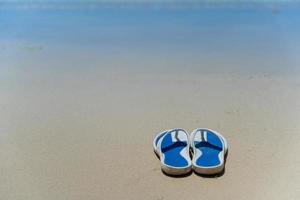 Flip Flops auf ein sandig Ozean Strand - - Sommer- Ferien Konzept. foto