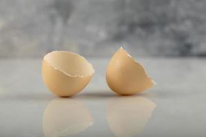 gebrochene braune Eierschalen auf einem Marmorhintergrund