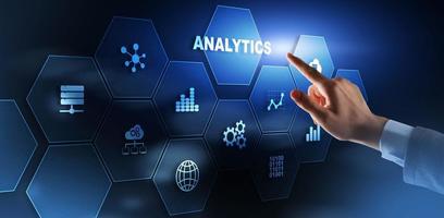 Analytics-Datenanalyse-Strategiestatistik. Drücken Sie mit dem Finger auf die Beschriftungsanalyse foto