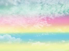 Schönheit Süss Pastell- Grün Rosa bunt mit flauschige Wolken auf Himmel. multi Farbe Regenbogen Bild. abstrakt Fantasie wachsend Licht foto