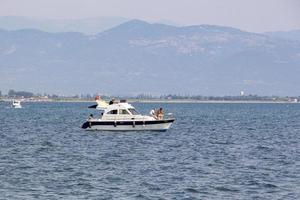 Aussicht von das Stadt von das Meer. Boot auf das Meer auf ein Sommer- Tag. Tourist Boot auf das ägäisch Meer In, Truthahn foto