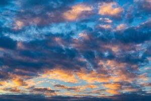 tolle Wolken im Blau Himmel, beleuchtet durch Strahlen von Sonne beim Sonnenuntergang zu Veränderung Wetter. bunt abstrakt Meteorologie Hintergrund foto