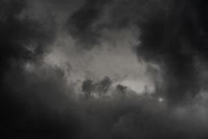 dramatisch Gewitterwolke im Dämmerung Himmel, regnerisch und bedeckt Wetter. natürlich Meteorologie Hintergrund. Wolkenlandschaft Landschaft Bild foto