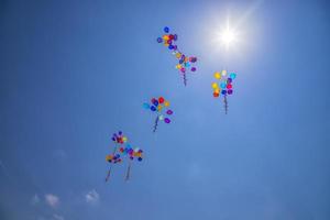 das multi farbig Helium Luftballons fliegend im das Blau Himmel. das Konzept von ein Hochzeit, Feier, Jubiläum, Unterhaltung foto