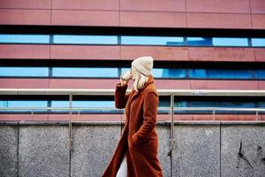 Frau an der Stadtstraße mit Kaffeetasse foto