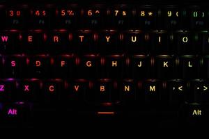 RGB-Gaming-Tastatur auf dunklem Hintergrund foto