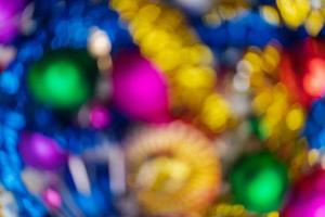 defokussiert lebendig Weihnachten Bälle Urlaub Dekorationen, abstrakt verschwommen Bokeh Hintergrund bewirken foto