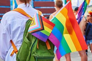 Menschen mit lgbtq Regenbogen Flaggen auf Stolz Demonstration foto