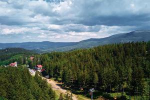 Antenne Aussicht von Berge mit öffnen Kabel Autos Aufzug, Karpacz, Polen foto