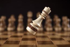 fliegend Schach Stücke. ein Puzzle Spiel mit knifflig Kombinationen Das erfordert Planung und Denken. foto